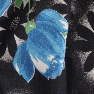 Blå & svart blommig bomullskjol från 1940-talet, 61 cm i midjan - dramatisk blommig - VFG-medlem bild 3