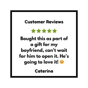 Puede incluir: Un gr&aacute;fico cuadrado que muestra el texto Customer Reviews, cinco estrellas verdes y el siguiente mensaje: Bought this as part of a gift for my boyfriend, can't wait for him to open it. He's going to love it! seguido del nombre Caterina.
