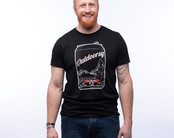 Camiseta Outdoorsy Beer Can / Camiseta con estampado de fogata y senderismo dibujado a mano / Regalo para acampar, Camiseta unisex de algodón