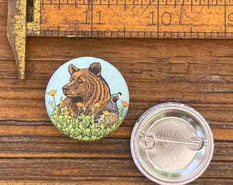 Broche de amapola con codorniz de California y oso grizzly / Arte ilustrado de vida silvestre, acabado mate suave al tacto