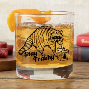 Stay Trashy Raccoon Rocks Glass – 10oz grappig whiskyglas, barcadeau