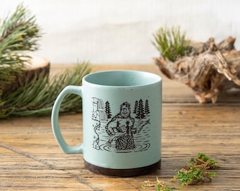 Taza de café Sasquatch: mate moteado de 20 oz con diseño de pesca