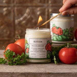 Candela di soia al profumo di foglia di pomodoro / Illustrazione realizzata a mano da Derek / Profumo di erbe aromatiche da giardino, colata a mano / Regalo per giardinieri