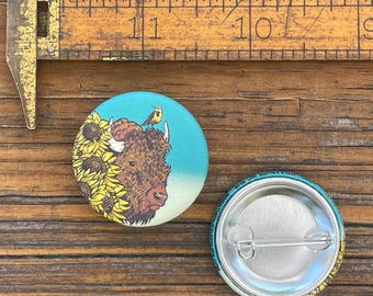Spilla smaltata con bisonte/bufalo / Illustrazione naturalistica realizzata a mano, dettaglio girasole