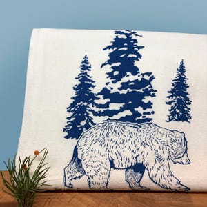 Paño de cocina con diseño de bosque de osos / Paño de cocina de algodón dibujado a mano con tintas ecológicas imagen 2