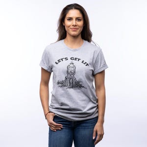 Let's Get Lit T-shirt | Handgetekend grappig kampvuur-T-shirt | Campercadeau, humoristisch outdoorshirt