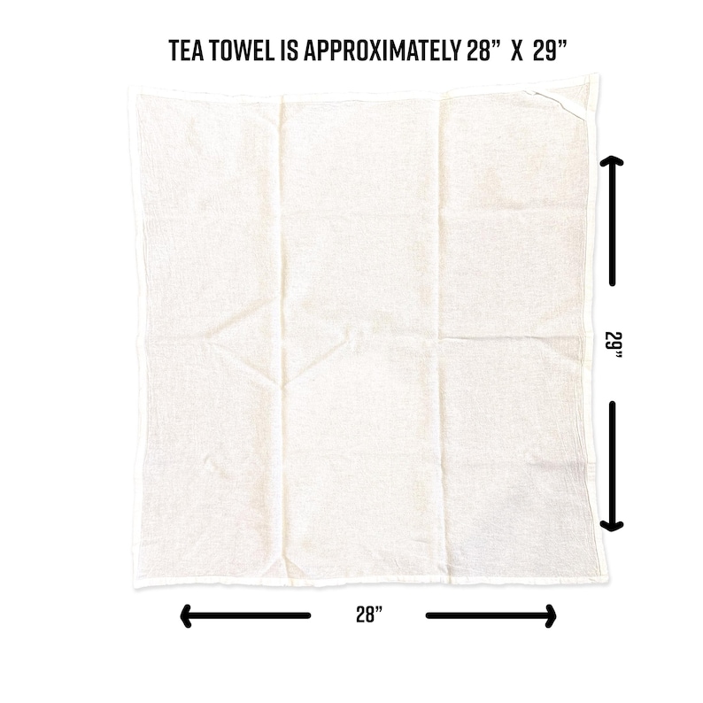 Puede incluir: Un pa&ntilde;o de cocina rectangular de color blanco roto con una textura tejida visible. La imagen incluye flechas negras y texto que indica las dimensiones de aproximadamente 28 pulgadas por 29 pulgadas, con el texto TEA TOWEL IS APPROXIMATELY 28" X 29".