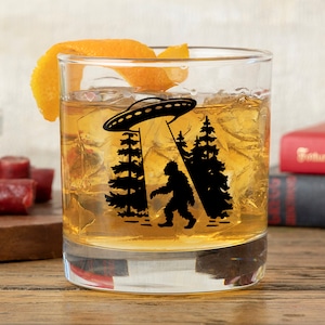 UFO Whiskey Rocks Glass – Fun 10 oz Glass for Whiskey, Cocktails, or Soda – Heat-Set Print, Dishwasher Safe
