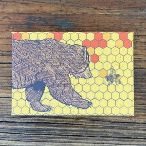 Imán de nevera con forma de oso, 2x3 cm, dibujado a mano. Regalo ideal para amantes de la naturaleza.