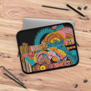 Op de afbeelding: Zwarte laptoptas met een kleurrijk, abstract ontwerp. Het kunstwerk toont een mix van geometrische vormen en organische vormen in roze, geel, blauw en oranje. De hoes heeft een zwarte ritssluiting en is ontworpen voor een laptop.