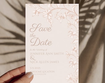 Puede incluir: Tarjeta "Save the Date" con diseño floral. La tarjeta es beige con un patrón floral rosa claro. El texto dice "Save the Date" para la boda de Jennifer Ann Smith & Nick Allen James. La fecha es 5-5-2025. La ubicación y los detalles a seguir se enumeran a continuación.