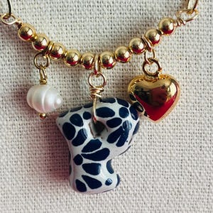 Talavera-Halskette mit Initialen, vergoldet, mexikanischer Keramik-Anhänger mit Buchstaben, Süßwasserperlen-Schmuck, personalisiertes Geschenk für Sie, Puebla-Kunst