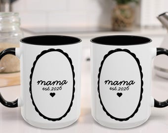 Anpassad Mama Est. 2026-mugg, stämpelmammugg, estetisk mammamugg, söt mammakopp, anpassad present till nybliven mamma, födelsedagspresent till mamma, mors dag-present.