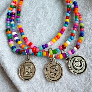 Pulseras personalizadas de cuentas arcoíris: joyería con inicial, regalo con letra personalizada, pulsera de la amistad con cuentas de colores, tamaño ajustable