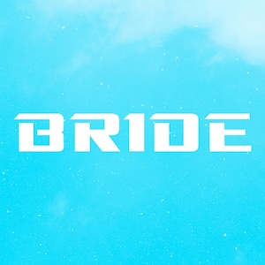 以下が含まれることがあります： 明るい青色の背景に、太字のサンセリフ体で白く「BRIDE」と書かれた文字。文字は中央に配置され、雲のようなテクスチャが背景に施されています。