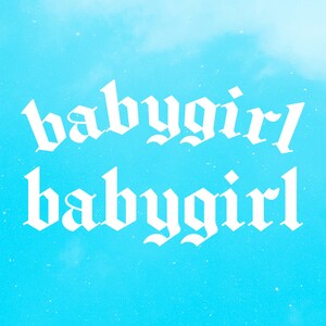 Pode incluir: Texto branco em um fundo azul claro que diz "babygirl babygirl" em uma fonte gótica.