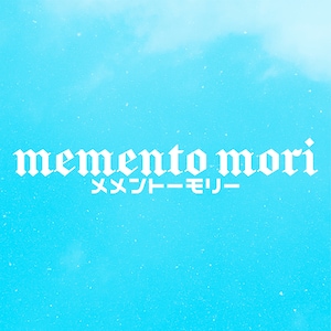 Op de afbeelding: Een blauwe achtergrond met witte tekst die "memento mori" en "メメント・モリ" in het Japans zegt.