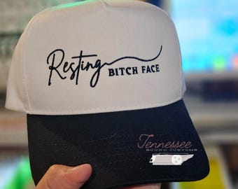 Bonnet brodé visage B au repos