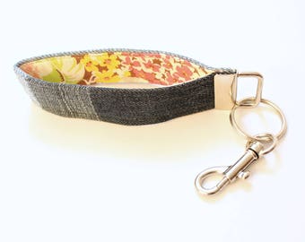 Key Chain / Upcyled Denim schoudertasje / sleutelhanger met kreeft gesp / gele bloemen voering