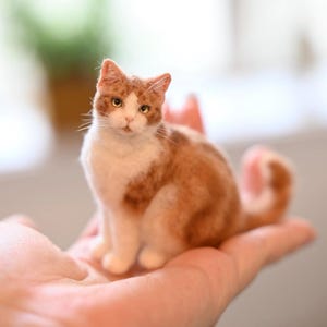 フェルトで作った猫のメモリアルギフト、リアルなウールの猫の彫刻、ウールフェルトのペットの肖像画、かわいい子猫の置物、パーソナライズされたペットロスの記念品