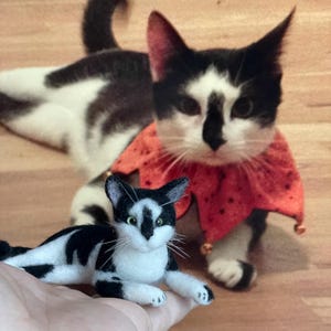 Custom Felt Cat Memorial, Needle Felted Pet Sculpture, Wool Cat Figurine, Cat Loss Gift, Personalized Pet Gift for Owner, Lying Cat Keepsake