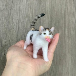 Estatueta de gato personalizada em feltro agulhado – Escultura memorial de gato em feltro de lã – Lembrança de Páscoa para animais de estimação
