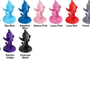 K&ouml;nnte beinhalten: Satz von zehn Miniaturfiguren in verschiedenen Farben, darunter arktisches Teal, Himmelblau, Saphirblau, Sakura-Rosa, Lotus-Rosa, Lava-Rot, Fossilgrau, Aschgrau, elektrisches Indigo und Anthrazit.