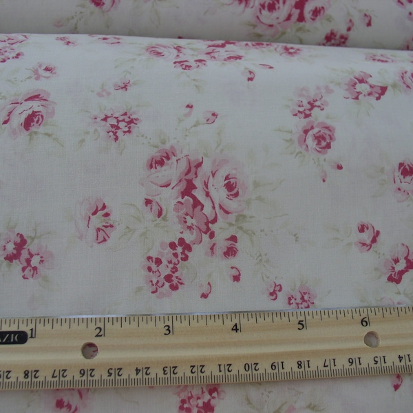 YUWA Durham Quilt/ Eiderdown Pattern Red Roses on Tea Stained Ground Fabric BTY