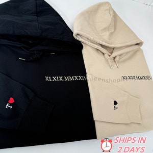Aangepaste geborduurde hoodie met Romeinse cijfers, gepersonaliseerde datum hoodie initiaal op mouw, bijpassende paren, 1e verjaardag, Valentijnsdagcadeau