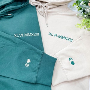 Aangepaste geborduurde hoodie met Romeinse cijfers, bijpassende hoodies voor koppels met initiaal op mouw, valentijnscadeau verjaardag voor vriend vriendin