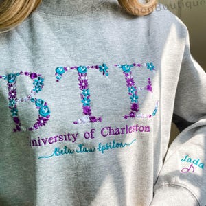 Sudadera con capucha bordada con letras florales de BTE College, sudadera con cuello redondo bordada de la Universidad de Charlestion, regalo para fiesta de graduación de exalumnos de la escuela secundaria
