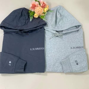 Aangepaste geborduurde hoodie met Romeinse cijfers - cadeau voor koppels - gepersonaliseerde cadeaudatum hoodie initiaal op mouw - verlovingen, cadeau 1e verjaardag