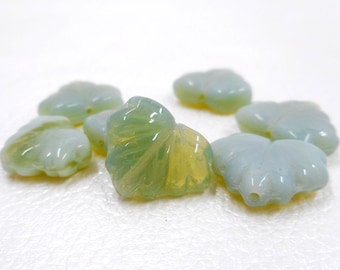 10 oder 20 - Grün-Opal 13 mm Blatt-Perlen, Tschechische Ahornblatt-Glasperlen, Grün-Grau-Opal
