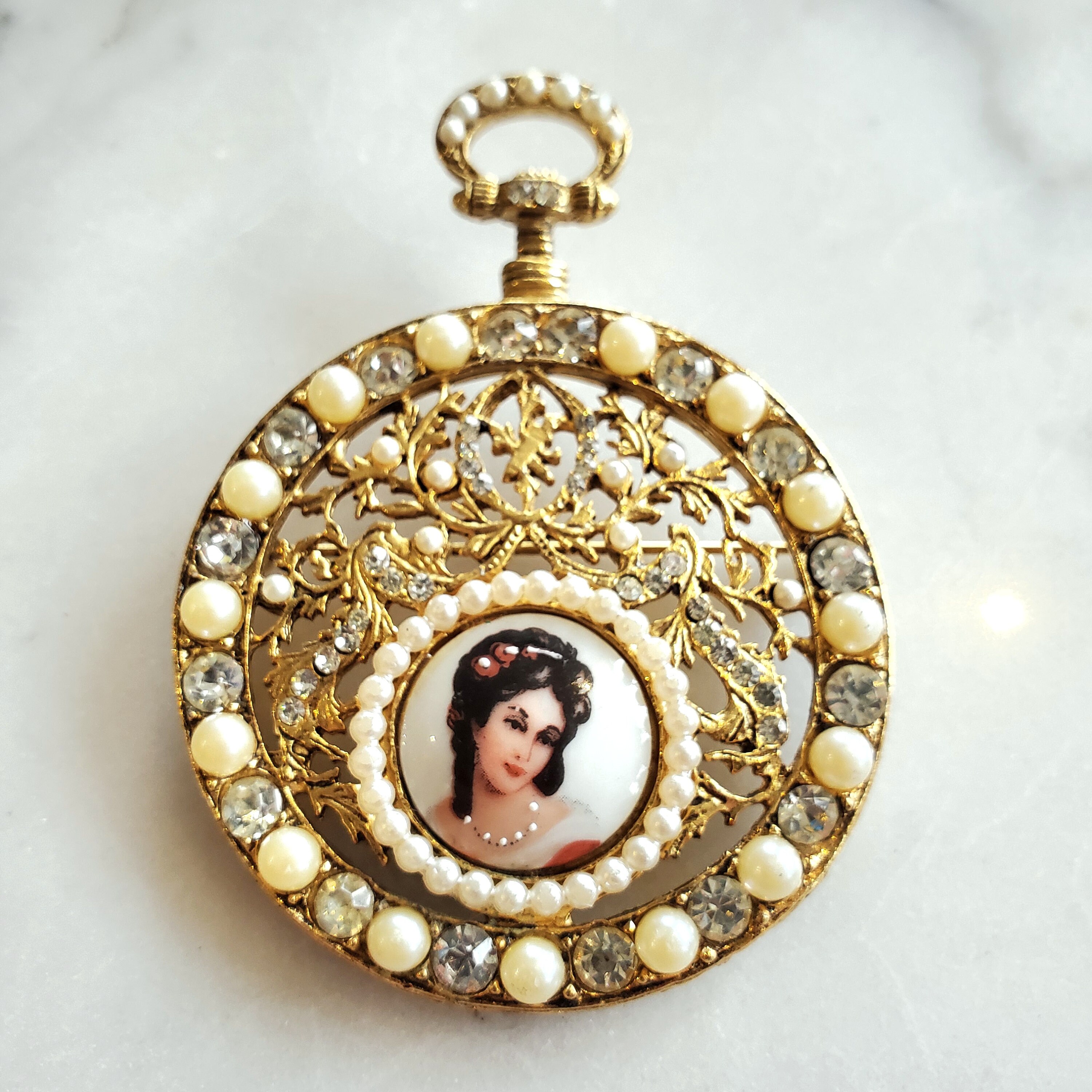 Grande Broche en porcelaine de Limoges signée Marcel Chabrol Portrait Femme Camé