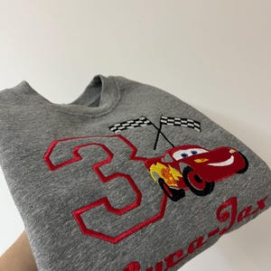 レースカーにインスパイアされたパーソナライズされた子供服と大人服 | 刺繍入りキャラクター服