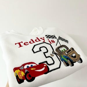 パーソナライズされた刺繍入りの高速車テーマの誕生日衣装 | マックイーン | メーター | レーサーフラッグ