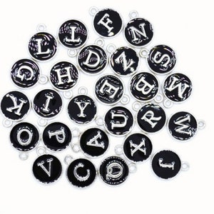 Pingentes de alfabeto de esmalte prateado redondo de liga de zinco com letras maiúsculas, acessórios para fazer joias "A-Z" 12 mm