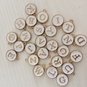 Dijes de letras mayúsculas redondas de aleación de zinc con forma de corazón o alfabeto esmaltado en blanco y dorado, accesorios para hacer joyas DIY, de la A a la Z, 12 mm