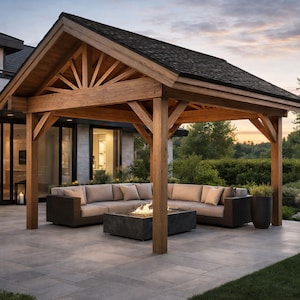 Puede incluir: Un cenador de madera para exteriores con un tejado de tejas oscuras. El cenador tiene un sofá seccional con cojines beige y una base marrón oscuro. Una chimenea rectangular está en el centro y dos macetas negras grandes a un lado.