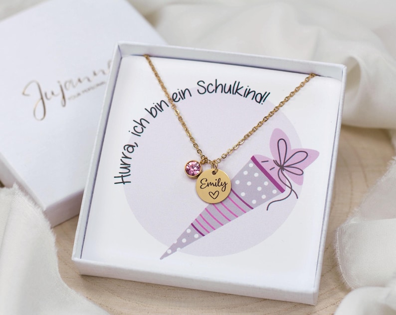 Geschenk zur Einschulung, Kette personalisiert mit Gravur zum Schulstart für Schulkinder als Glücksbringer mit 
Geburtsstein Anhänger und Geschenkschachtel mit Schultüte Motiv, Halskette aus Edelstahl mit Vergoldung zum Schulanfang
