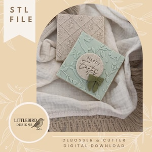 Op de afbeelding: Twee vierkante koekjessnijders met reliëfdesigns. Eén is lichtbeige met een ruit- en bladerpatroon. De andere is lichtgroen met een bloemen- en konijnenontwerp en een cirkel met de tekst "Happy Easter". Een groene strik is bevestigd. De woorden "STL FILE" en "DEBOSSER & CUTTER DIGITAL DOWNLOAD" zijn ook zichtbaar.