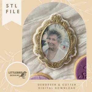 Puede incluir: Una galleta con forma de retrato enmarcado, con la imagen de una mujer dentro de un marco dorado y detallado. La galleta tiene un borde blanco. La imagen también incluye el texto "STL FILE" y "DEBOSSER & CUTTER DIGITAL DOWNLOAD".