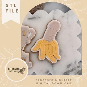 Może przedstawiać: Plik STL do pobrania cyfrowego debossera i wykrawacza. Projekt przedstawia trofeum i obiekt w kształcie banana o fallicznym kształcie. Obraz zawiera tekst "STL FILE" i "DEBOSSER & CUTTER DIGITAL DOWNLOAD."