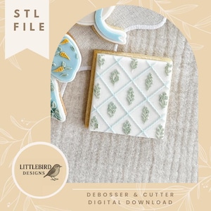 Peut inclure: Un biscuit carré avec un glaçage blanc, un motif en treillis bleu clair et des détails de feuilles vertes. D'autres biscuits avec un glaçage bleu et des motifs de carottes sont visibles. Le texte "STL FILE" et "DEBOSSER & CUTTER DIGITAL DOWNLOAD" est inclus.