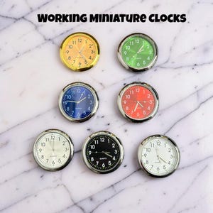 Puede incluir: Una colección de relojes de cuarzo en miniatura con esferas de varios colores, incluyendo amarillo, verde, azul, rojo, blanco y negro. Los relojes tienen biseles plateados y números blancos. El texto "WORKING MINIATURE CLOCKS" está en la parte superior.