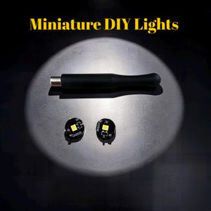 Peut inclure: Un outil cylindrique noir avec une pointe métallique placé au-dessus de deux petites cartes de circuit imprimé circulaires noires, chacune dotée d'une LED jaune centrale et du texte JX2533. Les mots Miniature DIY Lights apparaissent en jaune.
