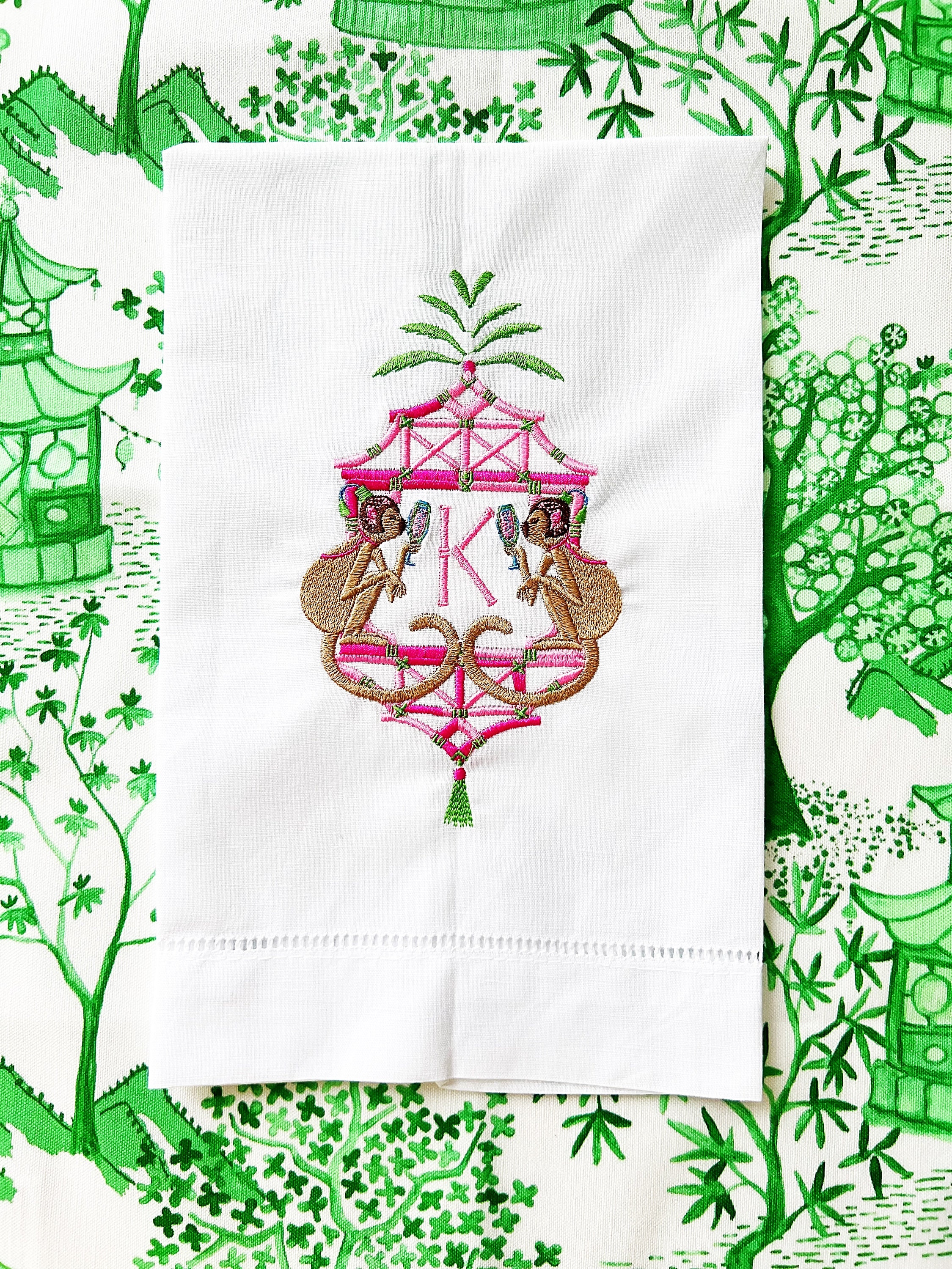 "Singe Chinois : Cuisine Traditionnelle avec Torchon en Lin Blanc et Bambou Rose et Vert"

(Translation: "Chinese Monkeys: Traditional Cooking with White Linen Tablecloth and Green and Pink Bamboo")