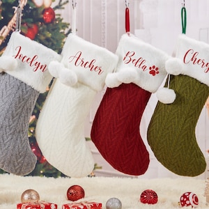 Medias navideñas personalizadas, medias tejidas personalizadas, medias de punto trenzado, medias navideñas con pompones, medias con monogramas, decoración navideña