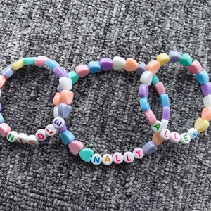 Pulseira de contas de letras para meninas com corações de arco-íris, pulseira com nome de crianças, joias para crianças, pulseira com nome de coração de arco-íris, joias para meninas, presente para ela