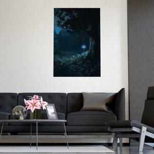 Blauwe matte poster met spinlelie | Donker bos | Bloemencollectie
